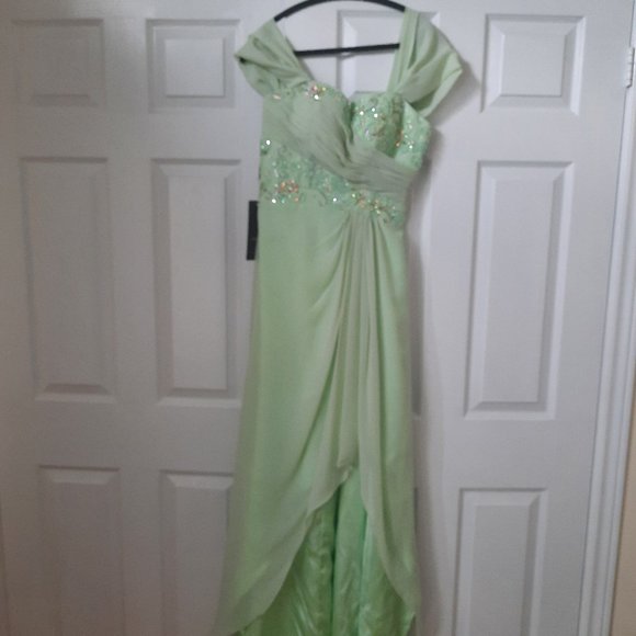 Dress,  asymmetrical Light green, S 4-6, Bra size B-36, - Picture 1 of 3